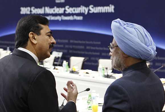 Pakistan's Prime Minister Yousuf Raza Gilani speaks to Prime Minister Manmohan Singh during the Nuclear Security Summit in Seoul