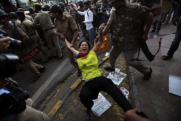 Police detain a Tibetan exile during a protest against the upcoming visit of Chinese President Hu Jintao to India in New Delhi March 26, 2012