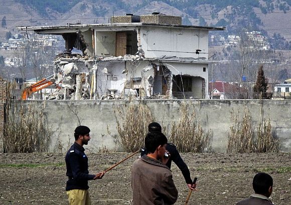 Pakistani policemen and residents near the building where bin Laden was killed by US Navy Seals in Abbottabad. Photograph: Sultan Dogar/Reuters