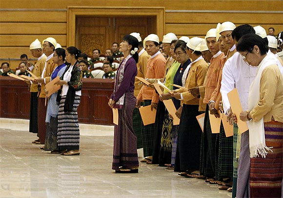 PHOTOS: Suu Kyi sworn in to Myanmar parliament