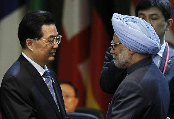China's President Hu talks to PM Singh at a plenary session during the Nuclear Security Summit in Seoul