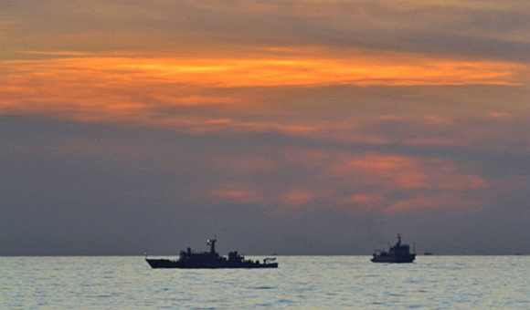 Two Chinese surveillance ships which sailed between Philippines warship and Chinese fishing boats to prevent arrest of any fishermen in the Scarborough Shoal
