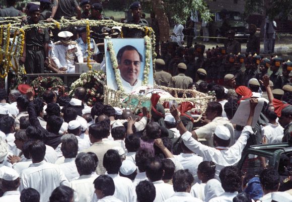 Supporters of Rajiv Gandhi follow his coffin during the funeral procession in New Delhi