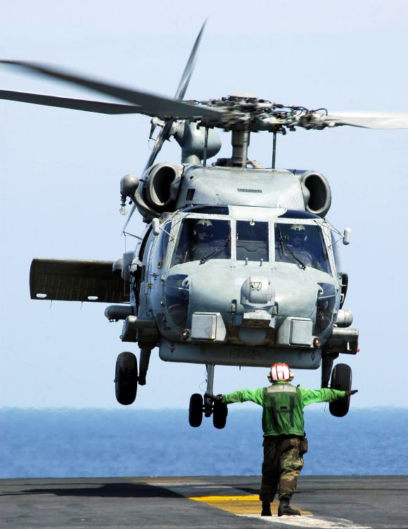 A SH-60B Seahawk helicopter landing on the flight deck aboard USS Abraham Lincoln