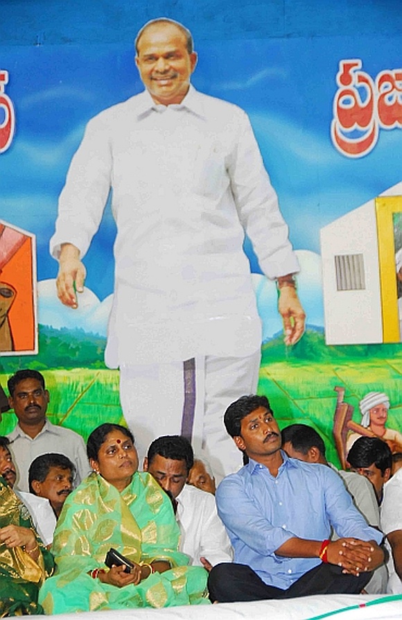 YSR Congress President Jaganmohan Reddy with mother Vijayalakshmi