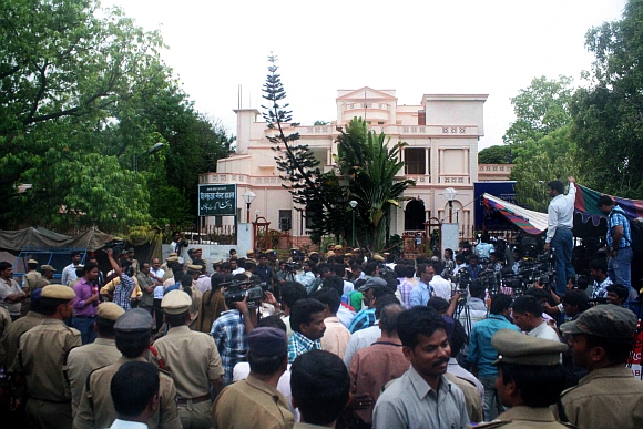 Jagan supporters outside the CBI office in Hyderabad