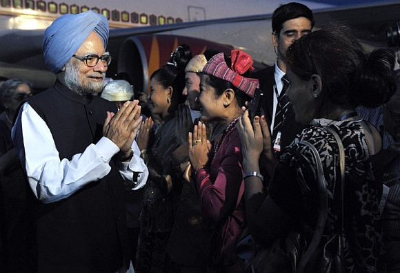 Prime Minister Dr Manmohan Singh being welcomed on his arrival at Nay Pyi Taw International Airport, Myanmar