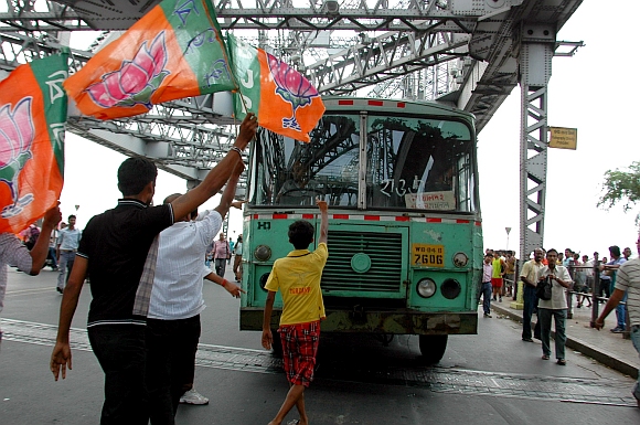 Bandh supporters block the Howrah Bridge in Kolkata