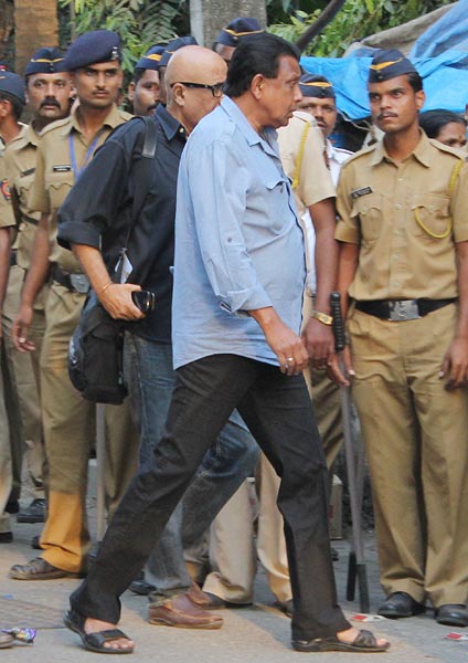 Salman Khan, Nitin Gadkari visit ailing Thackeray