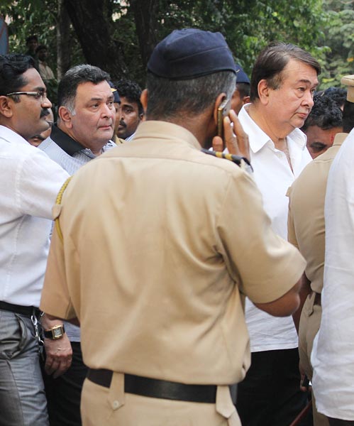 Salman Khan, Nitin Gadkari visit ailing Thackeray