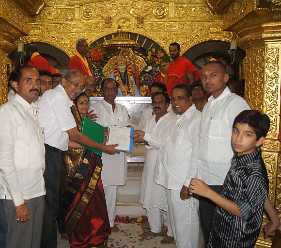 Ramani handing over the completed complexes to the Shirdi Sansthan
