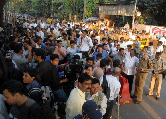 Shocked Sena workers rush to Matoshree