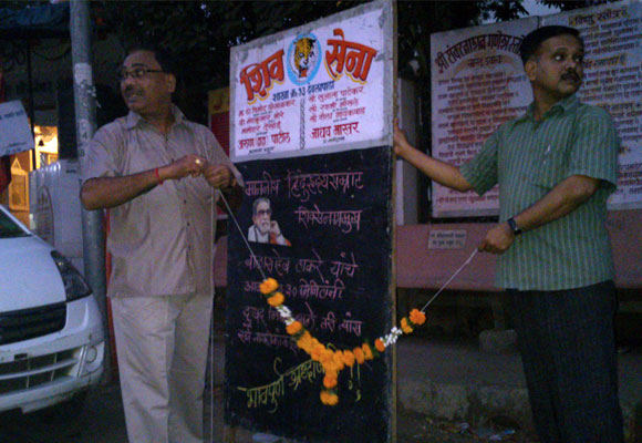 In Borivali in suburban Mumbai, the news of Thackeray's demise being put up by Sena workers