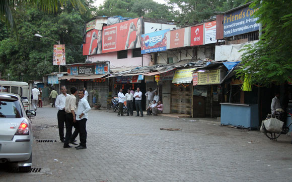 Mumbai shuts down after Thackeray's death