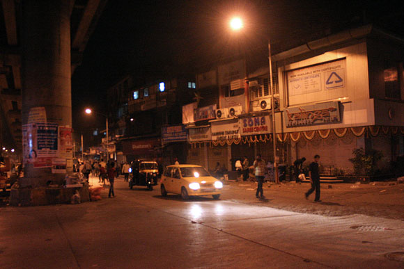 Mumbai shuts down after Thackeray's death