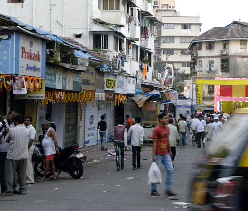 Colaba market shuts down after new of Thackeray's death