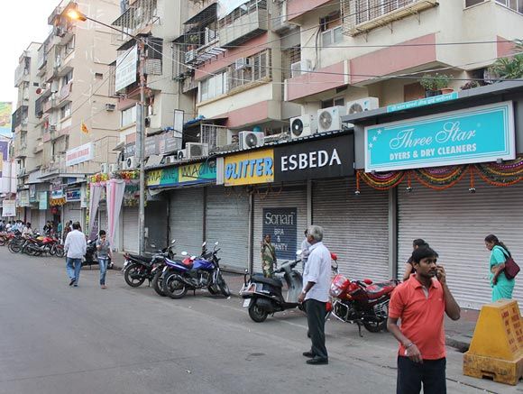 Mourning Mumbai downs shutters for Thackeray