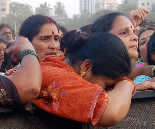 Raj, Sainiks break down as Thackeray laid to rest