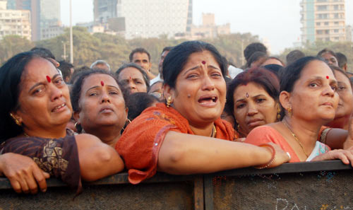 Raj, Sainiks break down as Thackeray laid to rest