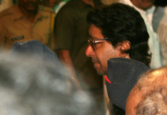 MNS chief and Bal Thackeray's newphew cries during the final rites of the Sena chief at Shivaji Park
