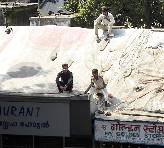 Bidding Thackeray farewell from rooftops, roadsides