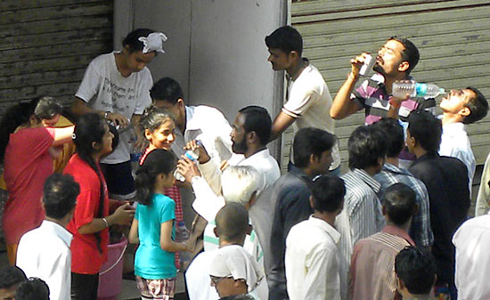 Bidding Thackeray farewell from rooftops, roadsides