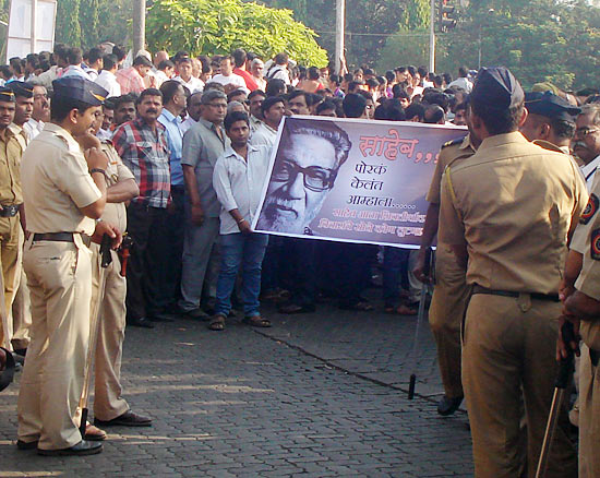 Mumbai stands up for Bal Thackeray, literally