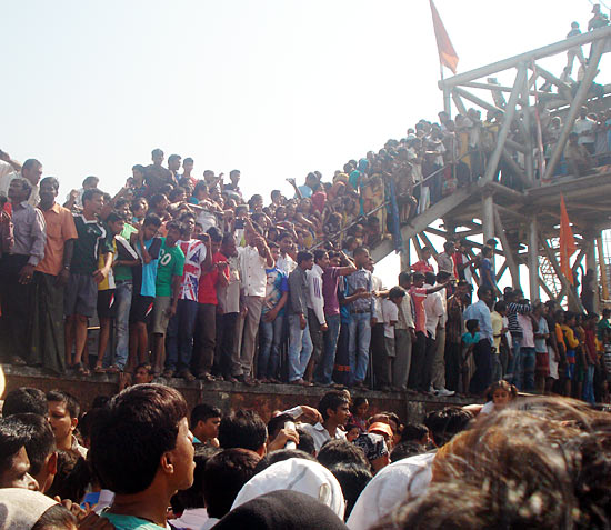 Photos: Mumbai stands up for Bal Thackeray, literally