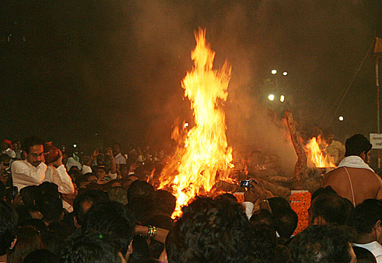 The mortal remains of Bal Thackeray being consigned to flames