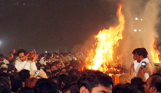 Uddhav goes around the funeral pyre with an urn on his shoulder