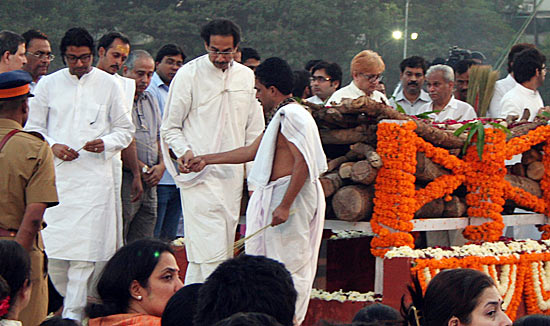 Uddhav with cousin Raj at the funeral pyre