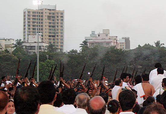 A Mumbai police contingent gives a 21-gun salute to Bal Thackeray