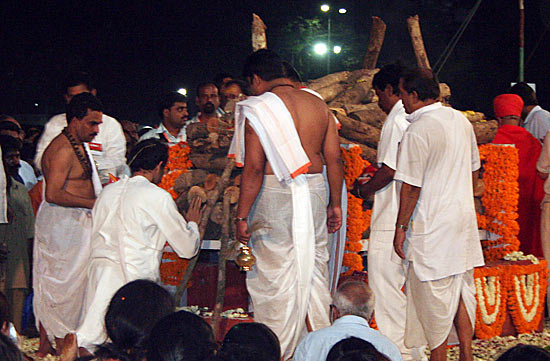 Uddhav performs last rites