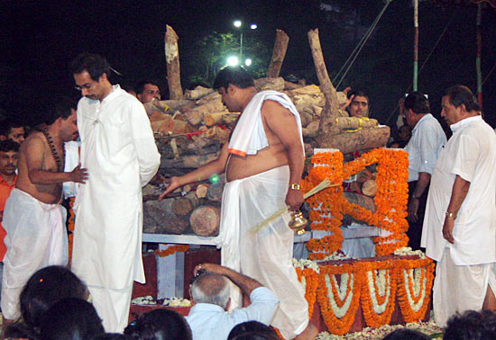 Uddhav performs the last rites
