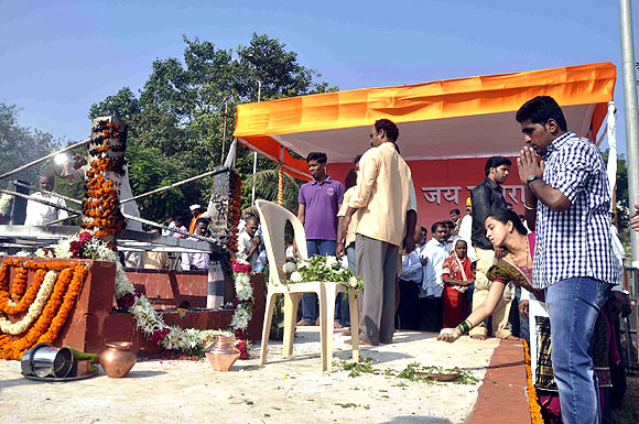 Sena workers pay tribute at Shivaji Park
