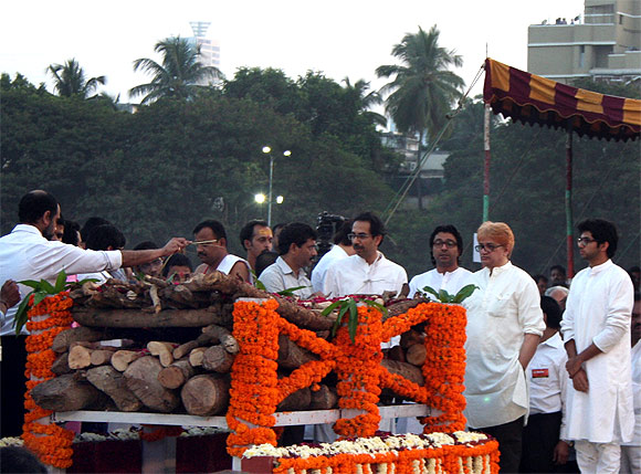 Uddhav and Raj Thackeray at the funeral ceremony of Shiv Sena chief Bal Thackeray