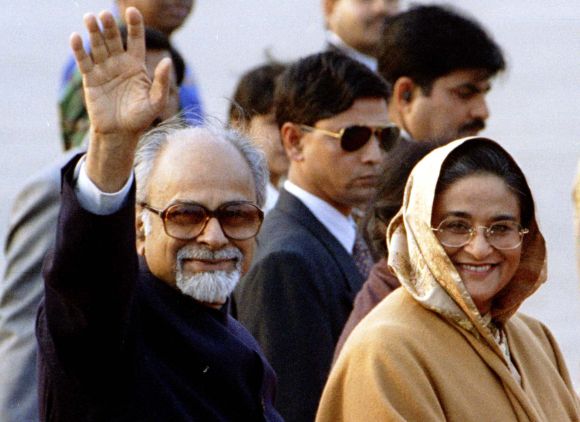 Gujral with Bangaldesh Prime Minister Sheikh Hasina at the Dhaka airport in January, 1998
