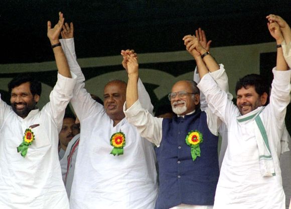 Gujral with Janata Dal chief Sharad Yadav, former PM Deve Gowda and former Union minister Ramvilas Paswan at a rally in New Delhi