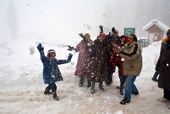 Ttourists enjoy their first heavy snowfall at Gulmarg