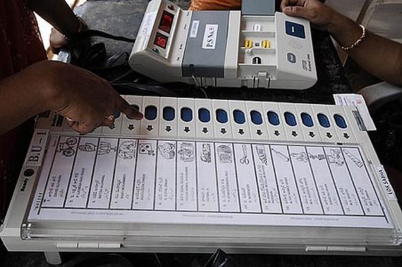 2-phase Gujarat poll on Dec 13-17, Himachal on Nov 4