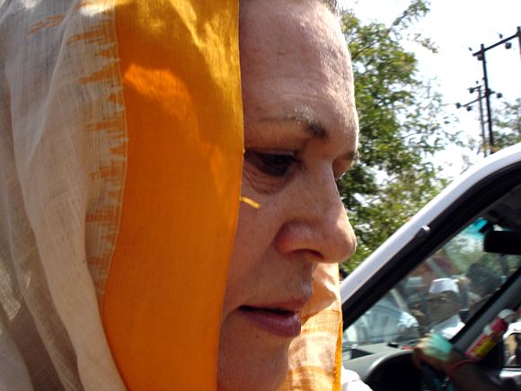 Sonia takes on Modi on irrigation delays