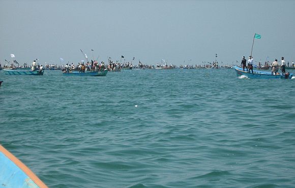 Fishermen lay siege to Kudankulam nuclear plant