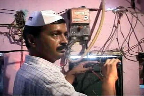 Kejriwal restores the electricity connection of a resident of Tigri Colony (Khanpur) in New Delhi