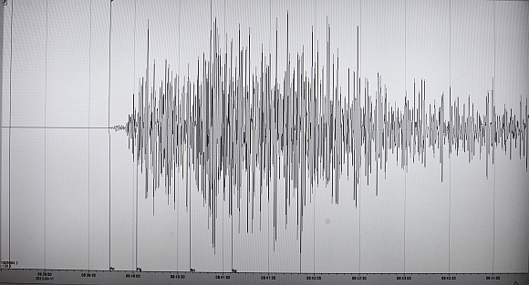 A screen shows the seismogram of an earthquake