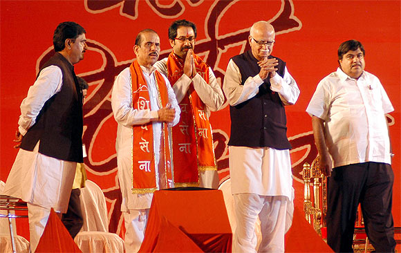 Gadkari, Advani and Gopinath Munde with Shiv Sena leaders Uddhav Thackeray and Manohar Joshi.