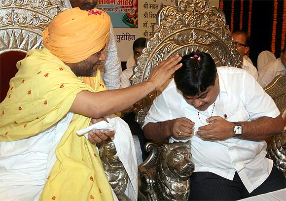 Brahmashree Gurvanand Maharaj blesses Gadkari.