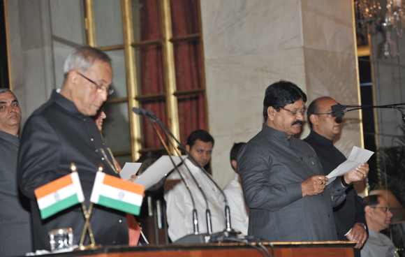 Pranab administers the oath as Minister of State to Sarvey Sathyanarayana, MP from Malkajgiri, a suburb of Secunderabad