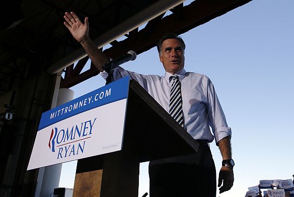 Romney waves to the crowd