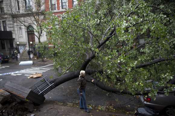 Superstorm Sandy recedes, leaves US battered