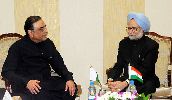Prime Minister Manmohan Singh speaks to Pakistan President Zardari on the sidelines of NAM summit in Tehran